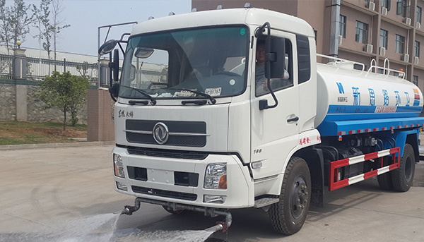 湖北程力東風(fēng)天錦灑水車火熱搶購中